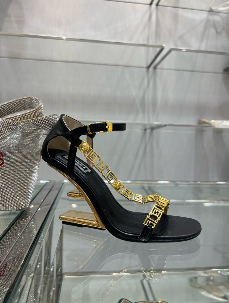 Fendi Fen<em>i+vers</em>e joint First sandals. ♥️ Sexy and advanced! Exclusive source of goods, top original goods!<br>Special G authentic full set of packaging. Made in Italy!<br>size: 34-41