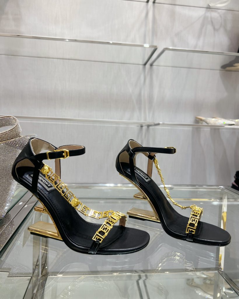 Fendi Fen<em>i+vers</em>e joint First sandals. ♥️ Sexy and advanced! Exclusive source of goods, top original goods!<br>Special G authentic full set of packaging. Made in Italy!<br>size: 34-41