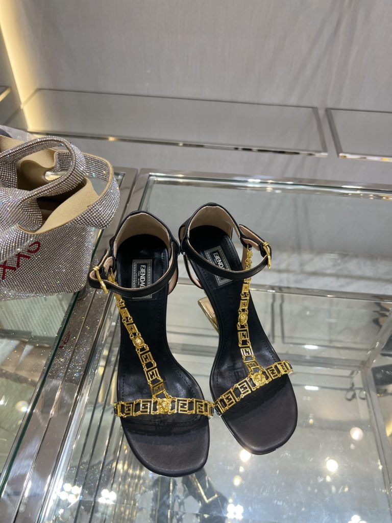 Fendi Fen<em>i+vers</em>e joint First sandals. ♥️ Sexy and advanced! Exclusive source of goods, top original goods!<br>Special G authentic full set of packaging. Made in Italy!<br>size: 34-41