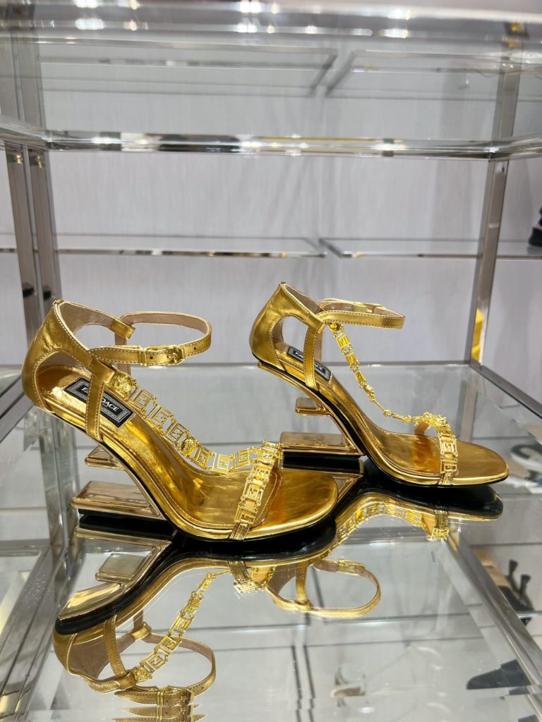 Fendi Fen<em>i+vers</em>e joint First sandals. ♥️ Sexy and advanced! Exclusive source of goods, top original goods!<br>Special G authentic full set of packaging. Made in Italy!<br>size: 34-41