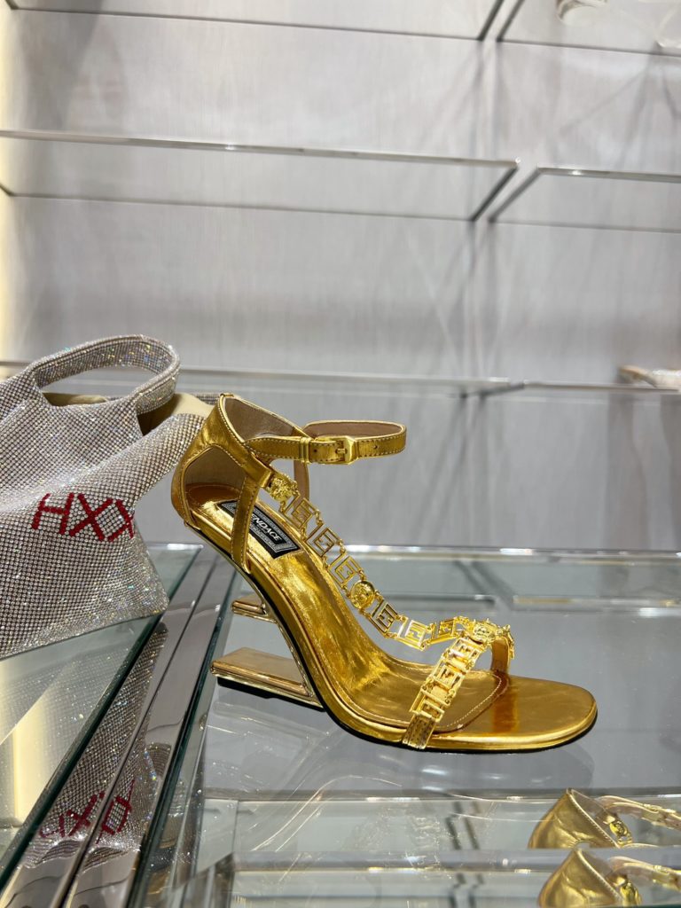 Fendi Fen<em>i+vers</em>e joint First sandals. ♥️ Sexy and advanced! Exclusive source of goods, top original goods!<br>Special G authentic full set of packaging. Made in Italy!<br>size: 34-41