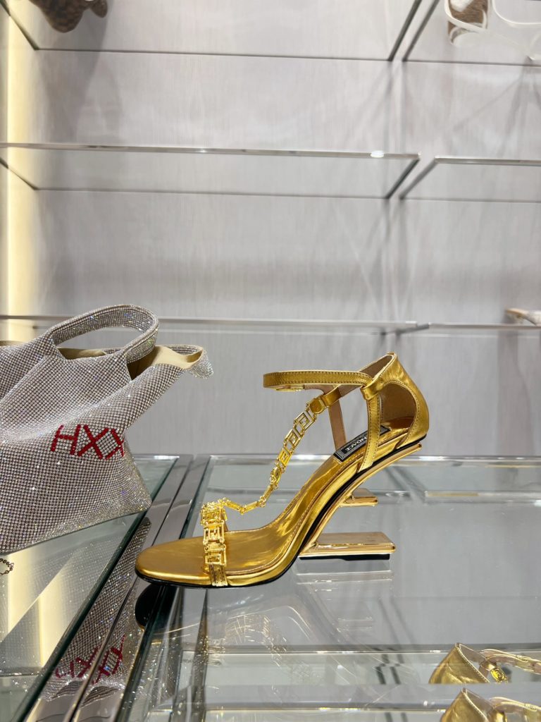 Fendi Fen<em>i+vers</em>e joint First sandals. ♥️ Sexy and advanced! Exclusive source of goods, top original goods!<br>Special G authentic full set of packaging. Made in Italy!<br>size: 34-41