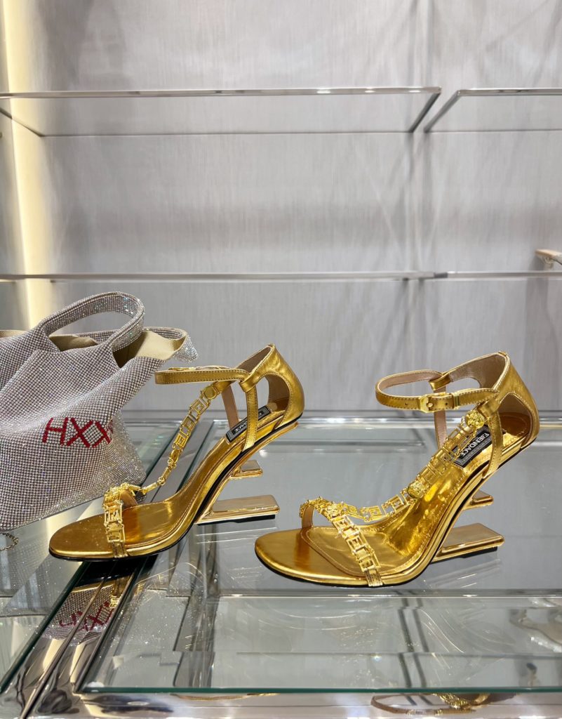 Fendi Fen<em>i+vers</em>e joint First sandals. ♥️ Sexy and advanced! Exclusive source of goods, top original goods!<br>Special G authentic full set of packaging. Made in Italy!<br>size: 34-41