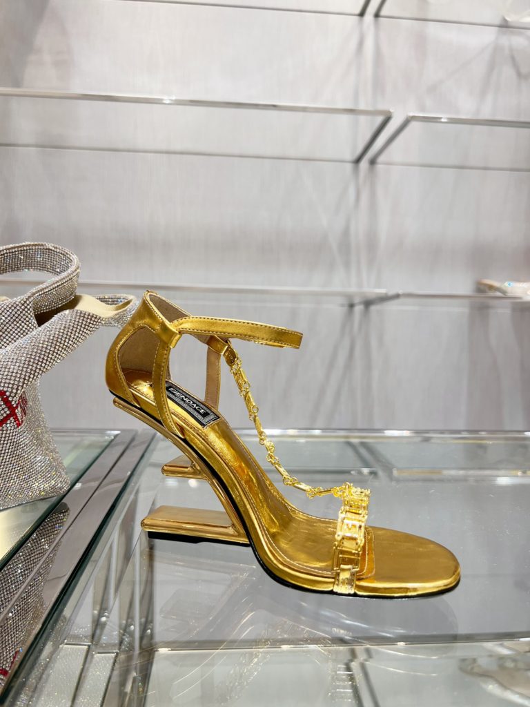 Fendi Fen<em>i+vers</em>e joint First sandals. ♥️ Sexy and advanced! Exclusive source of goods, top original goods!<br>Special G authentic full set of packaging. Made in Italy!<br>size: 34-41