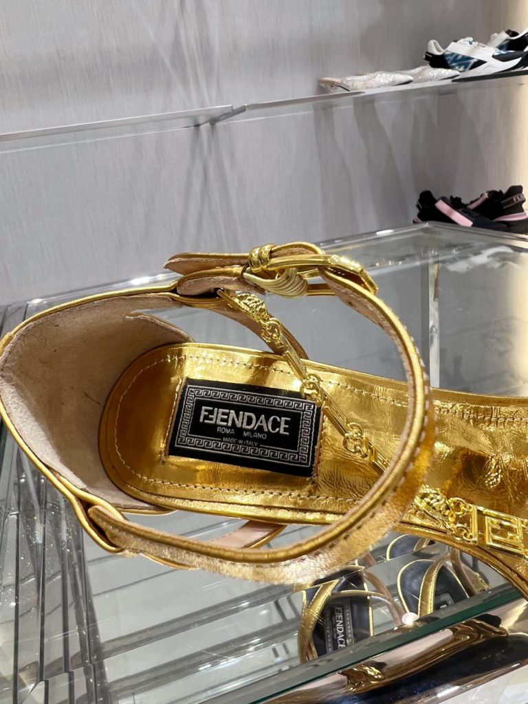 Fendi Fen<em>i+vers</em>e joint First sandals. ♥️ Sexy and advanced! Exclusive source of goods, top original goods!<br>Special G authentic full set of packaging. Made in Italy!<br>size: 34-41