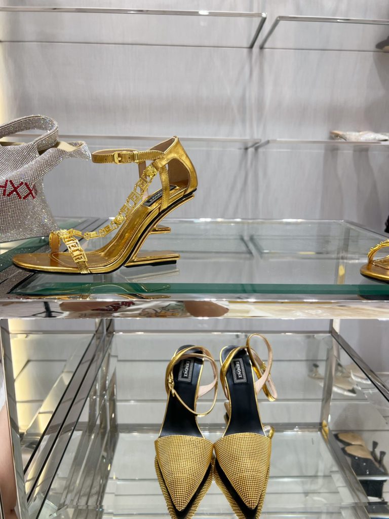 Fendi Fen<em>i+vers</em>e joint First sandals. ♥️ Sexy and advanced! Exclusive source of goods, top original goods!<br>Special G authentic full set of packaging. Made in Italy!<br>size: 34-41