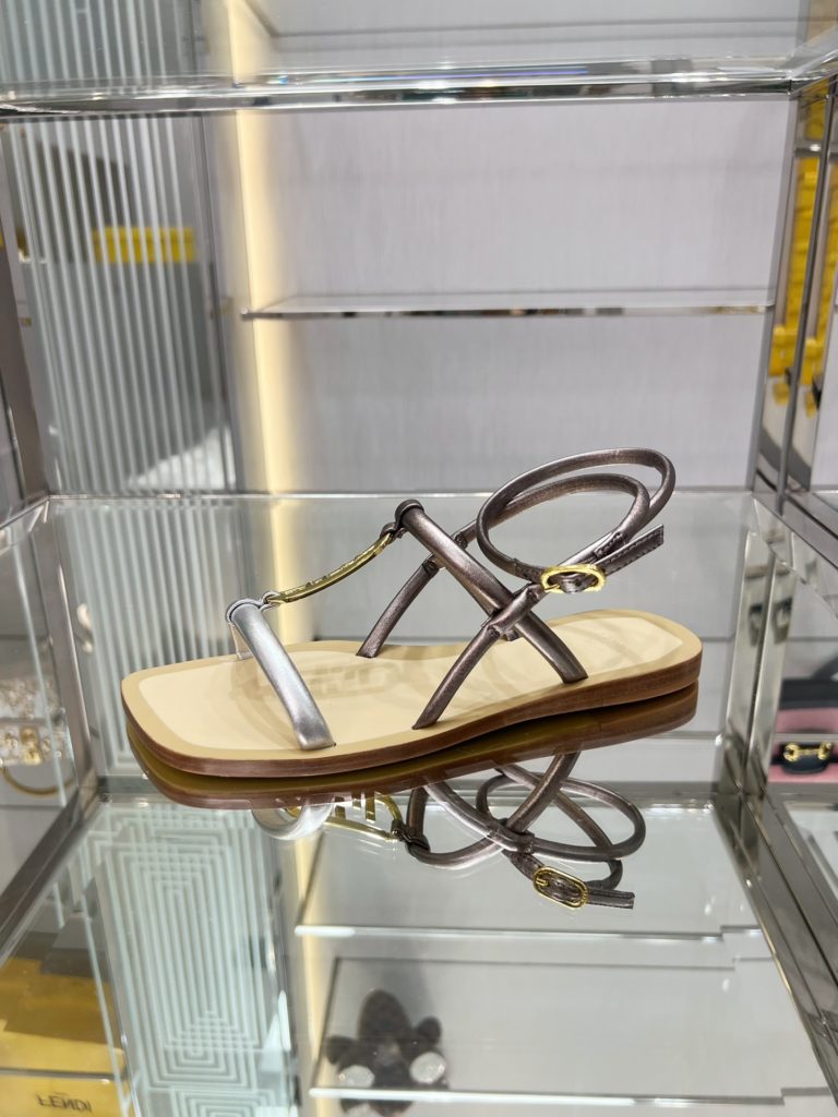 Fendi new arrival～<br>Flat sandals from Fen*i First featuring thin cross straps and ankle straps. 2⃣️Nappa cowhide material + F classic design buckle, the color contrast is very summery, the original imported anti-slip and shockproof 🐮 leather outsole, made by Italian handcrafts!<br>Size: 34-41