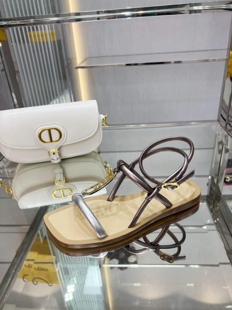 Fendi new arrival～<br>Flat sandals from Fen*i First featuring thin cross straps and ankle straps. 2⃣️Nappa cowhide material + F classic design buckle, the color contrast is very summery, the original imported anti-slip and shockproof 🐮 leather outsole, made by Italian handcrafts!<br>Size: 34-41