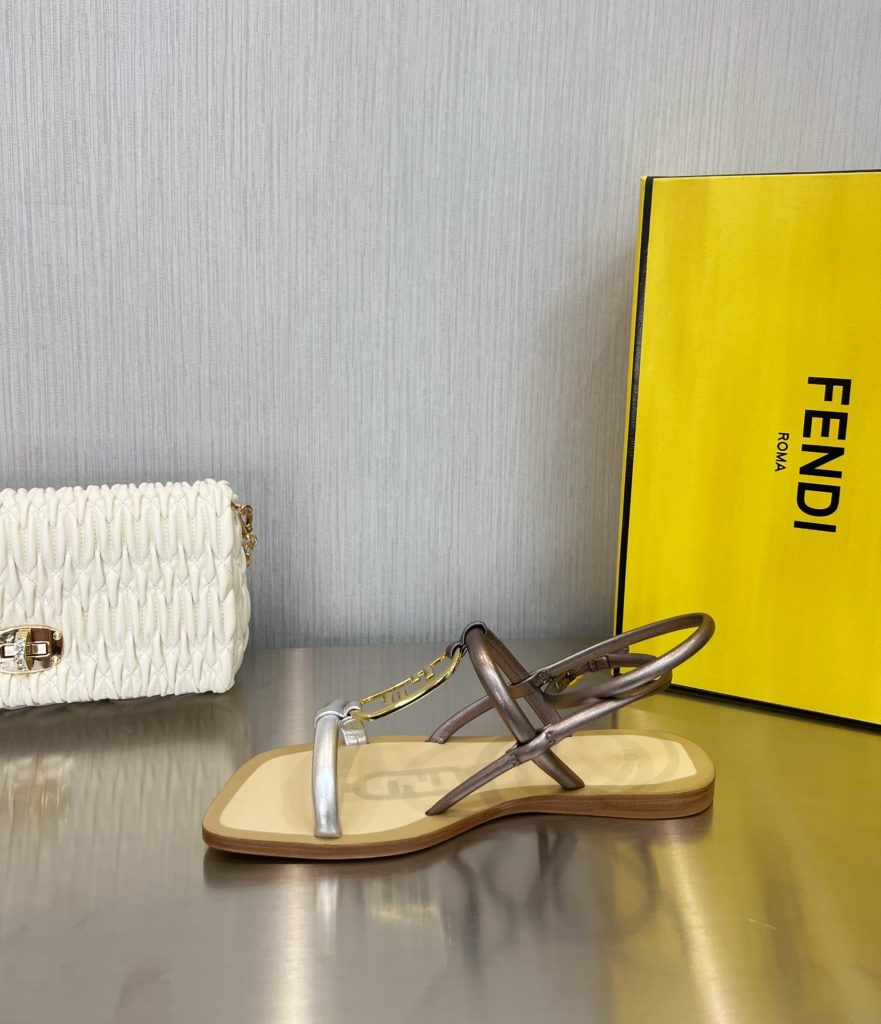 Fendi new arrival～<br>Flat sandals from Fen*i First featuring thin cross straps and ankle straps. 2⃣️Nappa cowhide material + F classic design buckle, the color contrast is very summery, the original imported anti-slip and shockproof 🐮 leather outsole, made by Italian handcrafts!<br>Size: 34-41