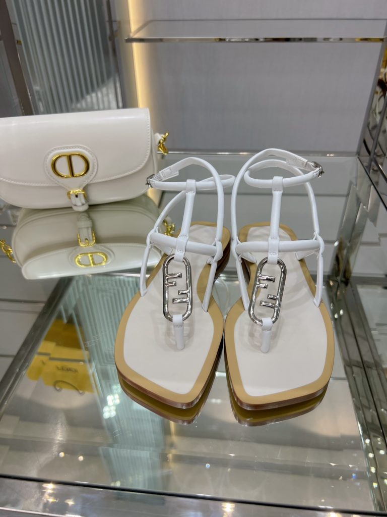 Fendi new arrival～<br>Flat sandals from Fen*i First featuring thin cross straps and ankle straps. 2⃣️Nappa cowhide material + F classic design buckle, the color contrast is very summery, the original imported anti-slip and shockproof 🐮 leather outsole, made by Italian handcrafts!<br>Size: 34-41