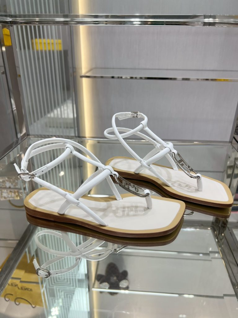 Fendi new arrival～<br>Flat sandals from Fen*i First featuring thin cross straps and ankle straps. 2⃣️Nappa cowhide material + F classic design buckle, the color contrast is very summery, the original imported anti-slip and shockproof 🐮 leather outsole, made by Italian handcrafts!<br>Size: 34-41