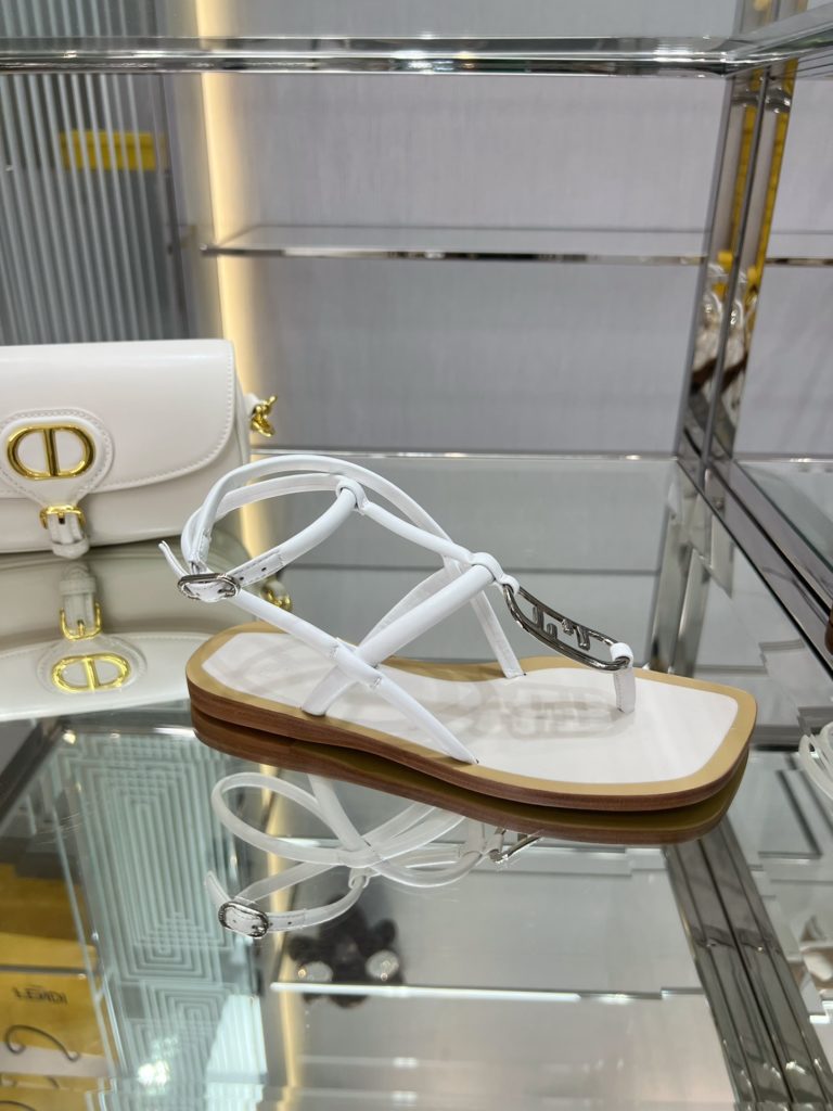 Fendi new arrival～<br>Flat sandals from Fen*i First featuring thin cross straps and ankle straps. 2⃣️Nappa cowhide material + F classic design buckle, the color contrast is very summery, the original imported anti-slip and shockproof 🐮 leather outsole, made by Italian handcrafts!<br>Size: 34-41