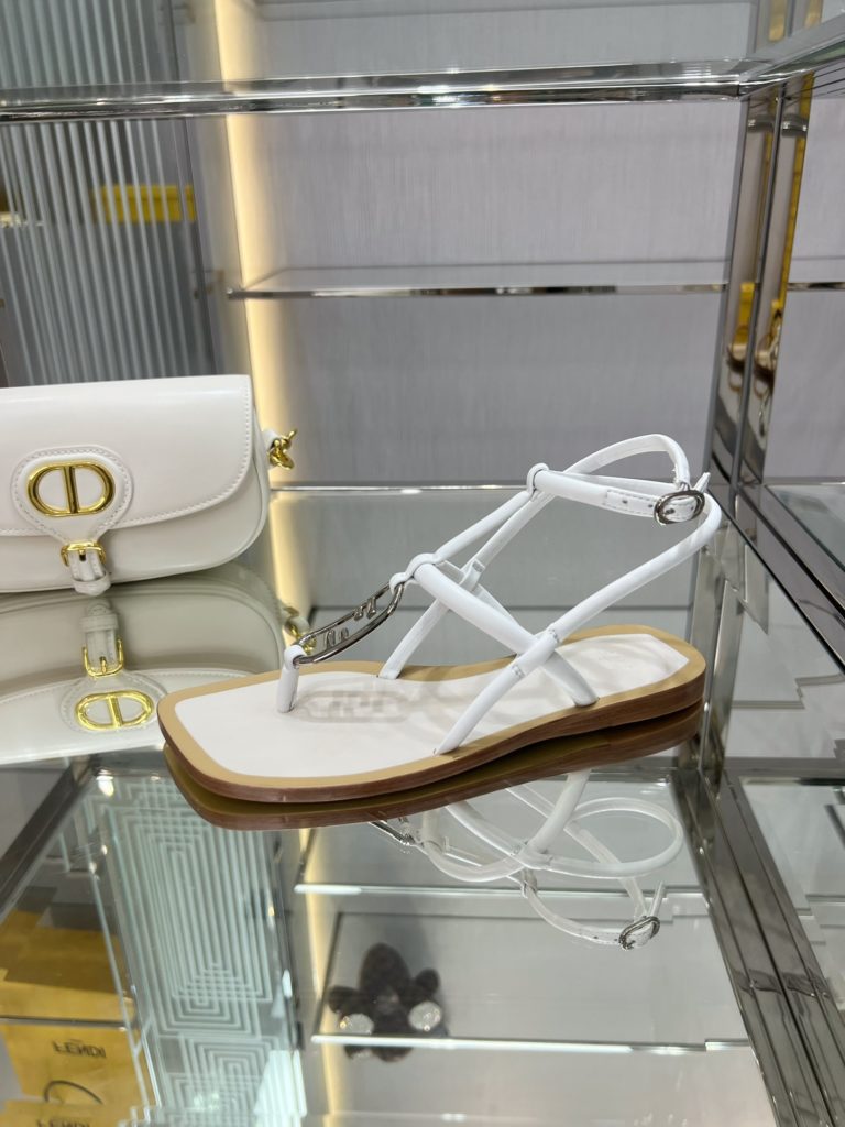 Fendi new arrival～<br>Flat sandals from Fen*i First featuring thin cross straps and ankle straps. 2⃣️Nappa cowhide material + F classic design buckle, the color contrast is very summery, the original imported anti-slip and shockproof 🐮 leather outsole, made by Italian handcrafts!<br>Size: 34-41