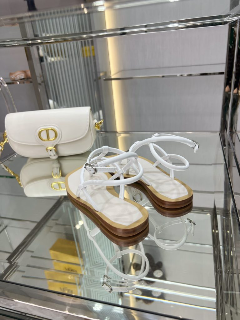 Fendi new arrival～<br>Flat sandals from Fen*i First featuring thin cross straps and ankle straps. 2⃣️Nappa cowhide material + F classic design buckle, the color contrast is very summery, the original imported anti-slip and shockproof 🐮 leather outsole, made by Italian handcrafts!<br>Size: 34-41