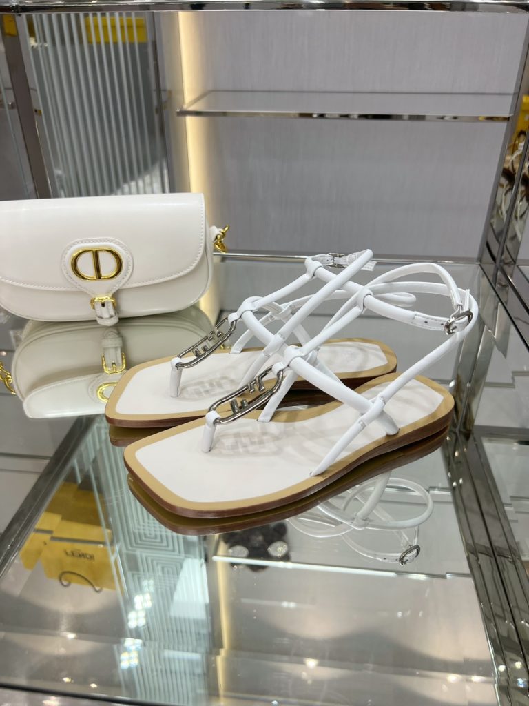 Fendi new arrival～<br>Flat sandals from Fen*i First featuring thin cross straps and ankle straps. 2⃣️Nappa cowhide material + F classic design buckle, the color contrast is very summery, the original imported anti-slip and shockproof 🐮 leather outsole, made by Italian handcrafts!<br>Size: 34-41