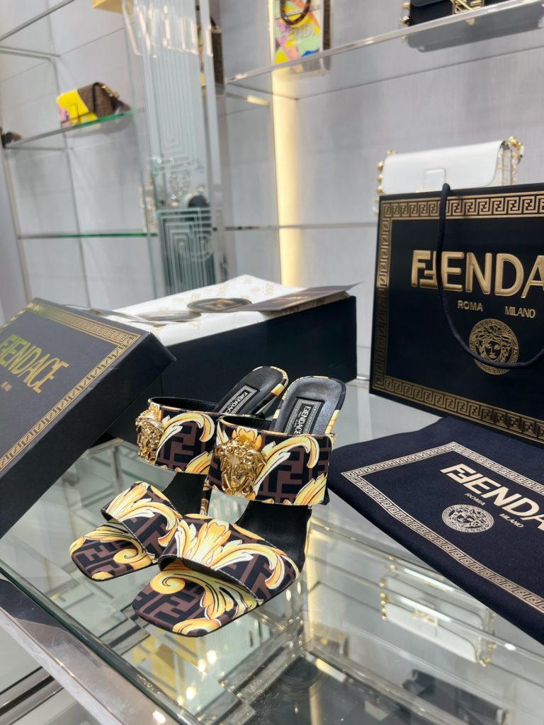 Fendi joint model! Ingeniously combine Medusa image and FF presbyopia LOGO, using jacquard mulberry silk material, the design comes from the crystallization of creative cooperation between two fashion brands, combining the iconic Logo FF with Versace's black and gold Baroque print , very stylish, cool, sexy and foreign style! Water-dyed sheepskin feet, original custom cowhide leather outsole!<br>The original ZG cooperation model authentic packaging!<br>Size: 34-41