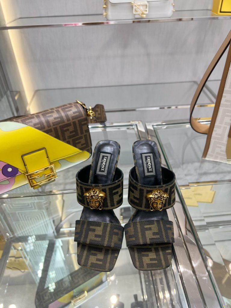 Fendi joint model!<br>Designer Kim Jones served as the designer of Versace, and cleverly combined the Medusa image with the FF presbyopic LOGO, which is very fashionable, cool and sexy! Water-dyed sheepskin feet, original custom cowhide leather outsole!<br>Size: 34-41