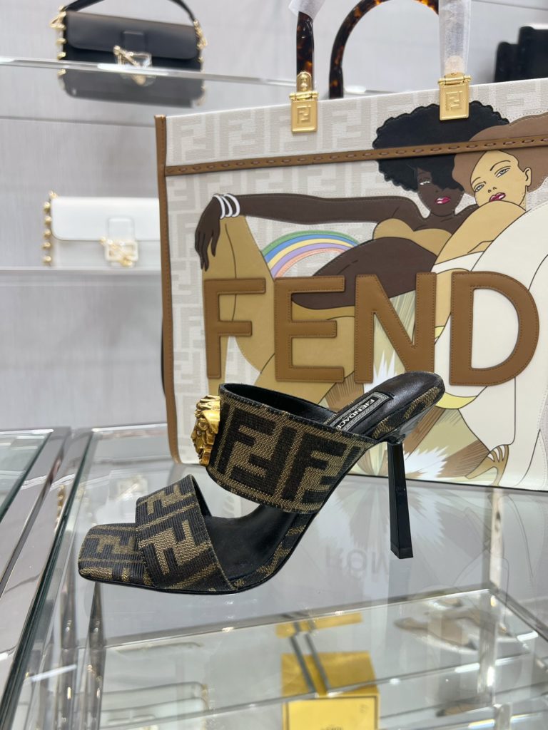 Fendi joint model!<br>Designer Kim Jones served as the designer of Versace, and cleverly combined the Medusa image with the FF presbyopic LOGO, which is very fashionable, cool and sexy! Water-dyed sheepskin feet, original custom cowhide leather outsole!<br>Size: 34-41