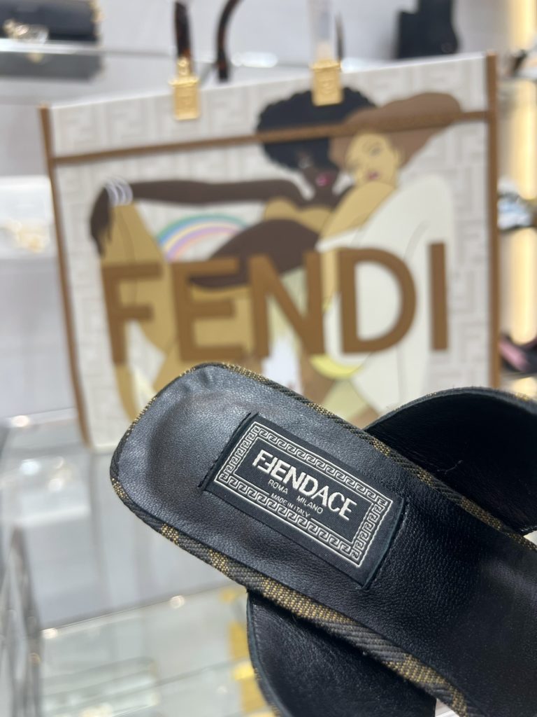 Fendi joint model!<br>Designer Kim Jones served as the designer of Versace, and cleverly combined the Medusa image with the FF presbyopic LOGO, which is very fashionable, cool and sexy! Water-dyed sheepskin feet, original custom cowhide leather outsole!<br>Size: 34-41