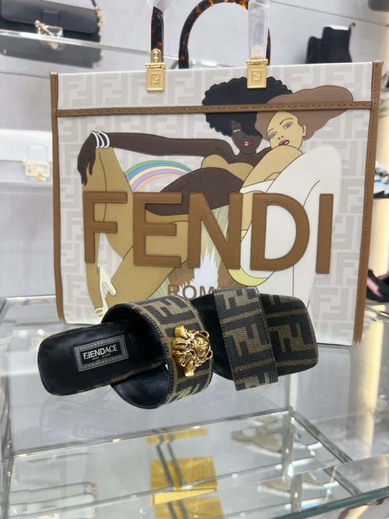 Fendi joint model!<br>Designer Kim Jones served as the designer of Versace, and cleverly combined the Medusa image with the FF presbyopic LOGO, which is very fashionable, cool and sexy! Water-dyed sheepskin feet, original custom cowhide leather outsole!<br>Size: 34-41