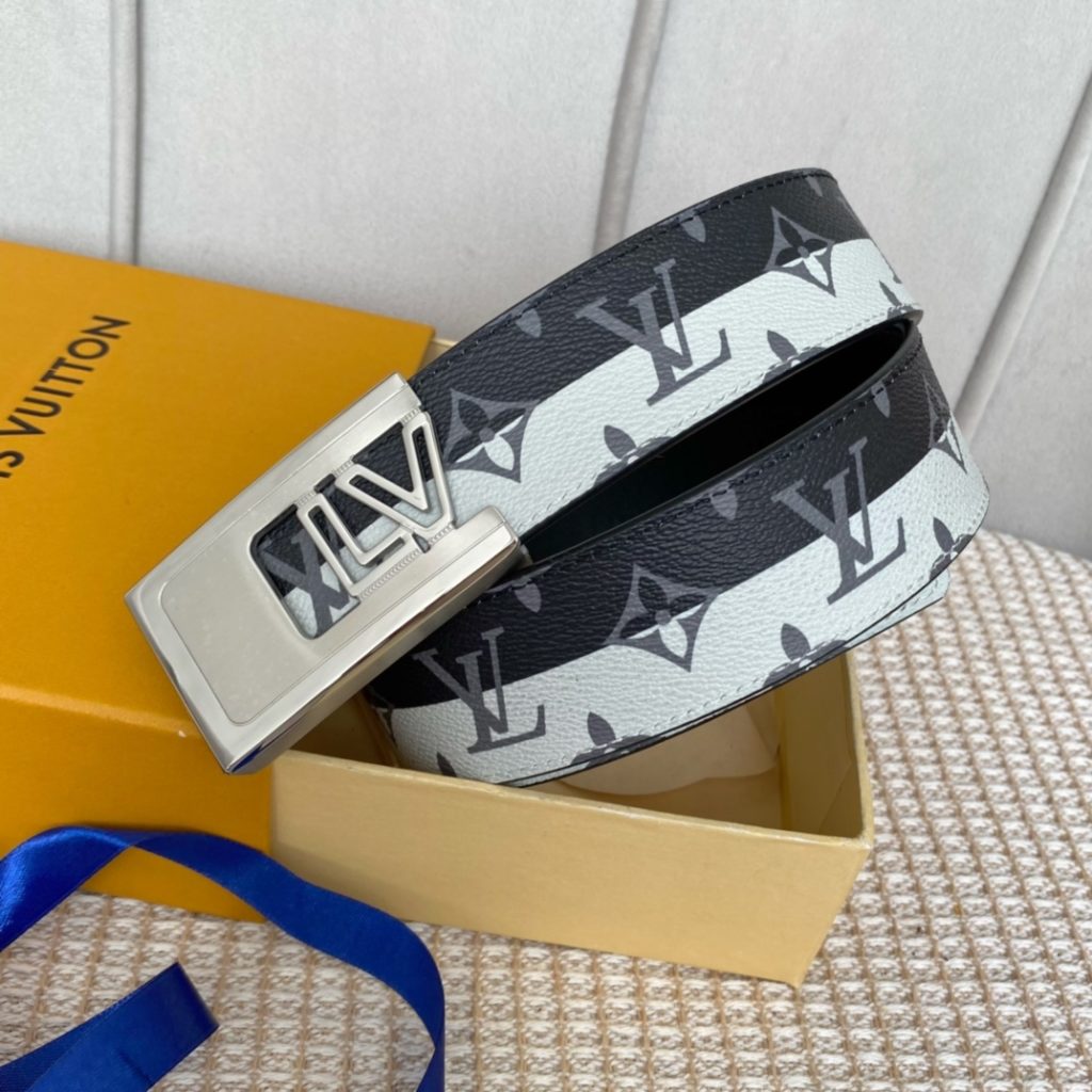 The LV Shape reversible belt features a new togo embossed with a large blue logo and a shiny LV Shape buckle for a stylish look. It can be worn with both formal and casual wear.