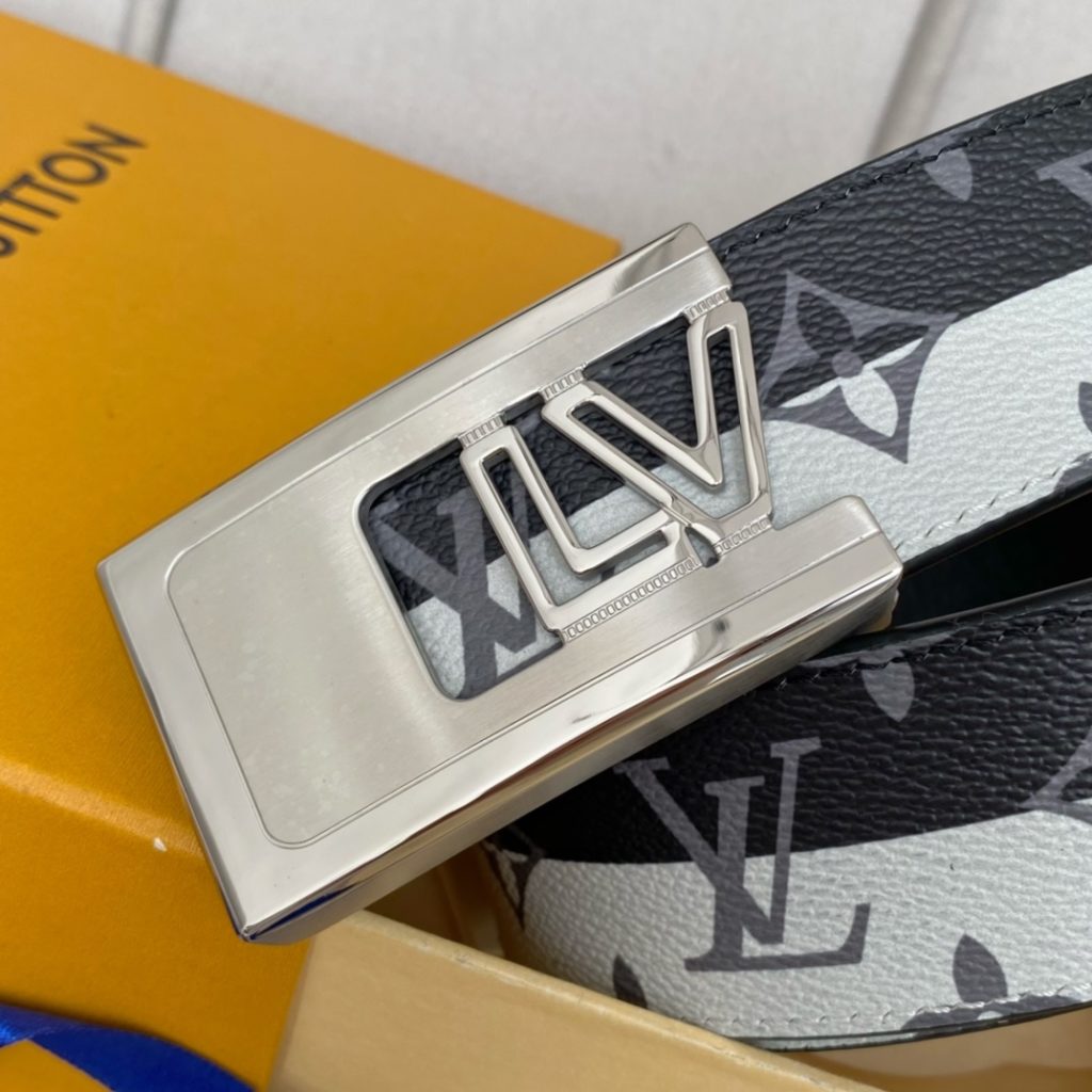 The LV Shape reversible belt features a new togo embossed with a large blue logo and a shiny LV Shape buckle for a stylish look. It can be worn with both formal and casual wear.