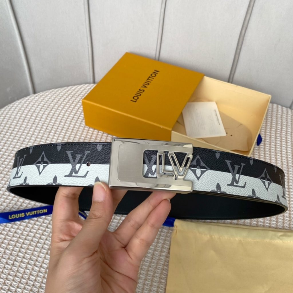 The LV Shape reversible belt features a new togo embossed with a large blue logo and a shiny LV Shape buckle for a stylish look. It can be worn with both formal and casual wear.