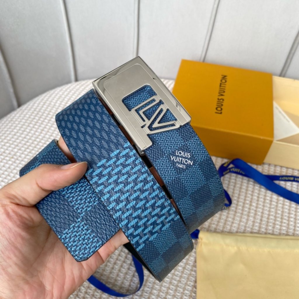 The new LV Shape reversible belt features a large blue logo embossed with a new togo and a shiny LV Shape buckle for a stylish look. Suitable for both formal and casual wear.