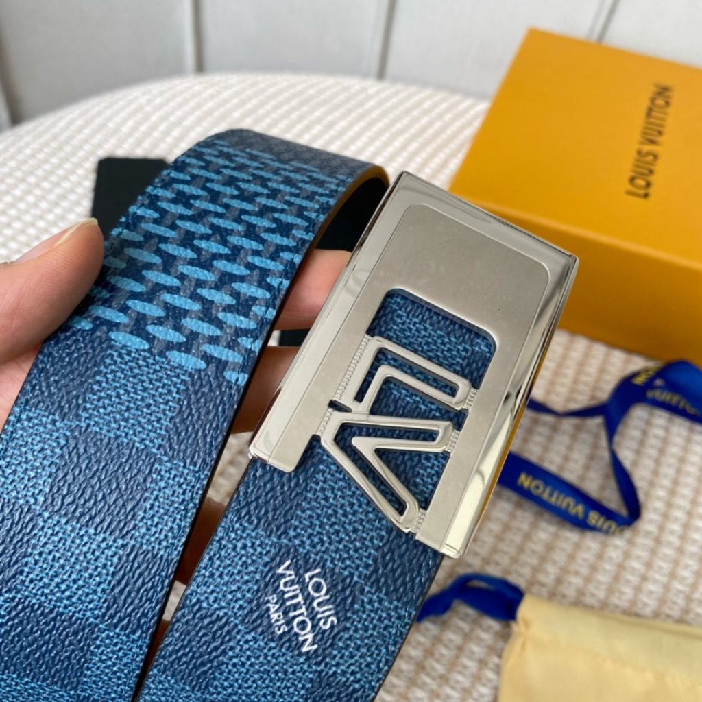 The new LV Shape reversible belt features a large blue logo embossed with a new togo and a shiny LV Shape buckle for a stylish look. Suitable for both formal and casual wear.