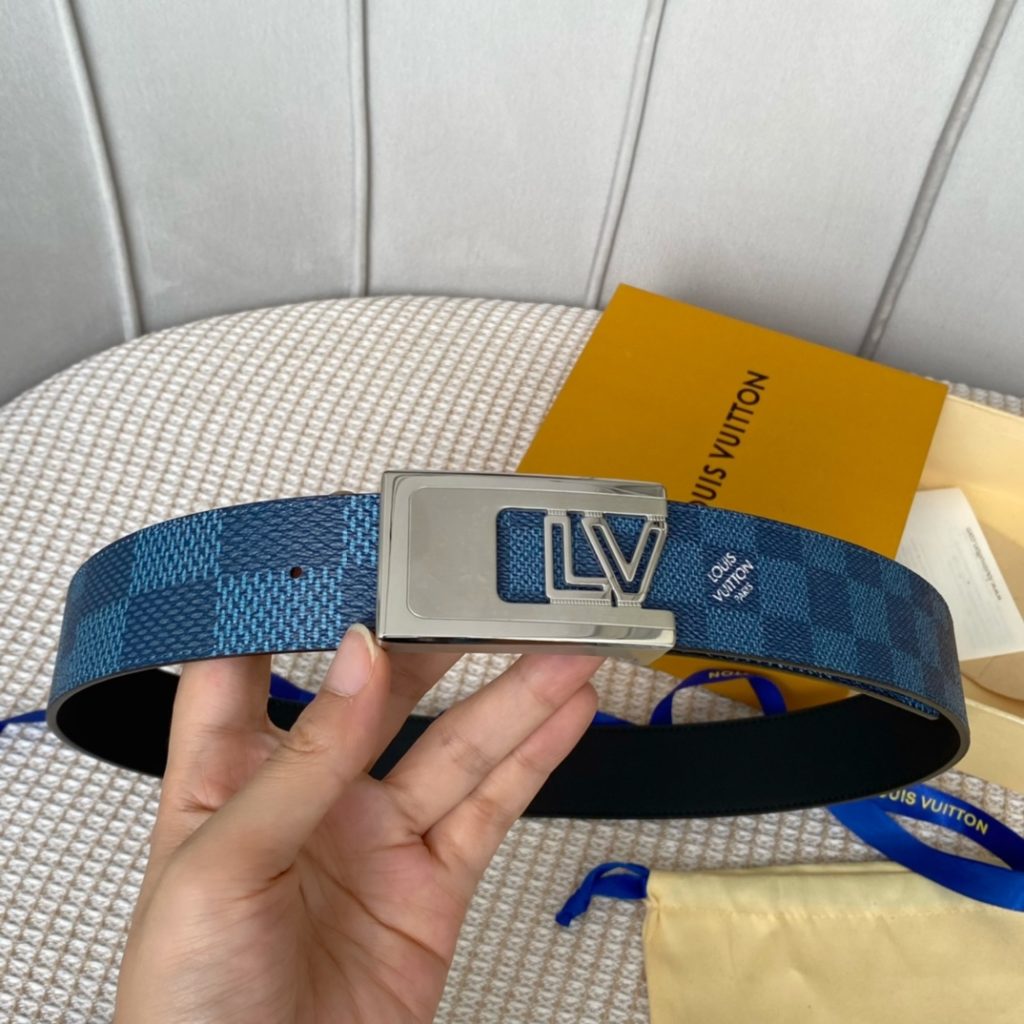 The new LV Shape reversible belt features a large blue logo embossed with a new togo and a shiny LV Shape buckle for a stylish look. Suitable for both formal and casual wear.