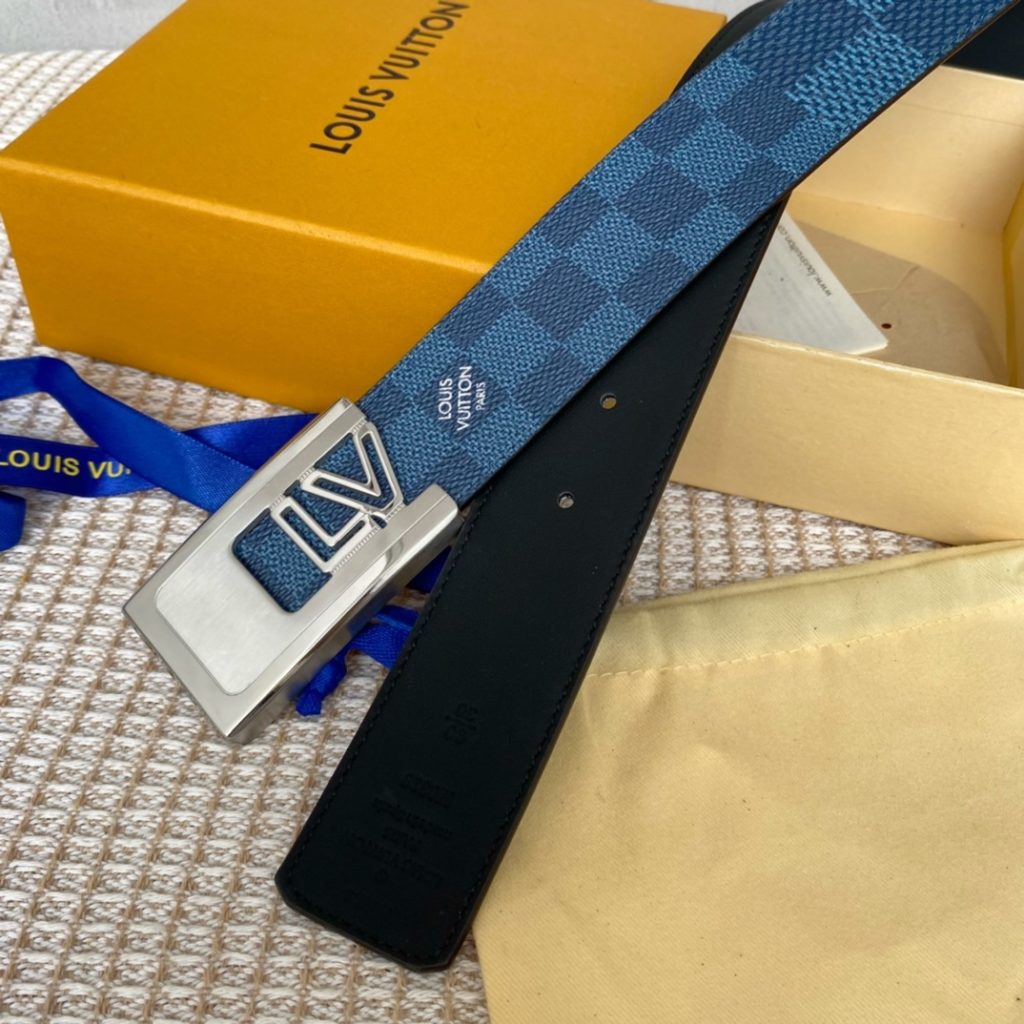 The new LV Shape reversible belt features a large blue logo embossed with a new togo and a shiny LV Shape buckle for a stylish look. Suitable for both formal and casual wear.