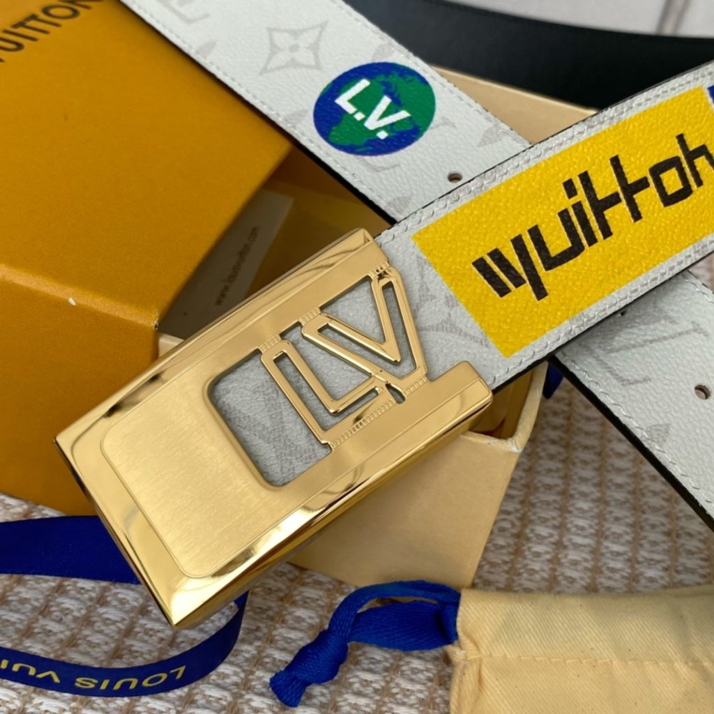 The new LV Shape reversible belt features a large blue logo embossed with a new togo and a shiny LV Shape buckle for a stylish look. Suitable for both formal and casual wear.