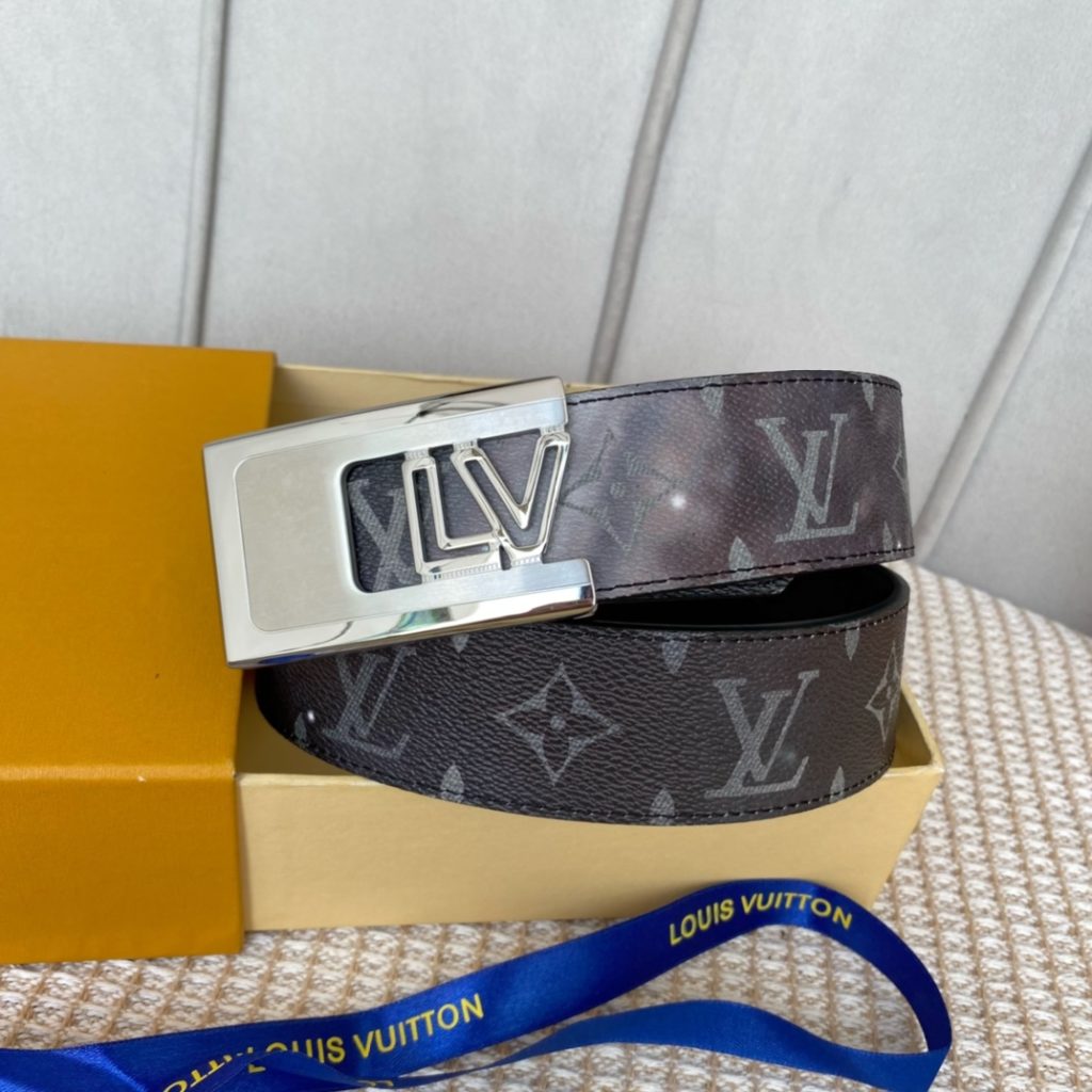 The new LV Shape reversible belt features a large blue logo embossed with a new togo and a shiny LV Shape buckle for a stylish look. Suitable for both formal and casual wear.