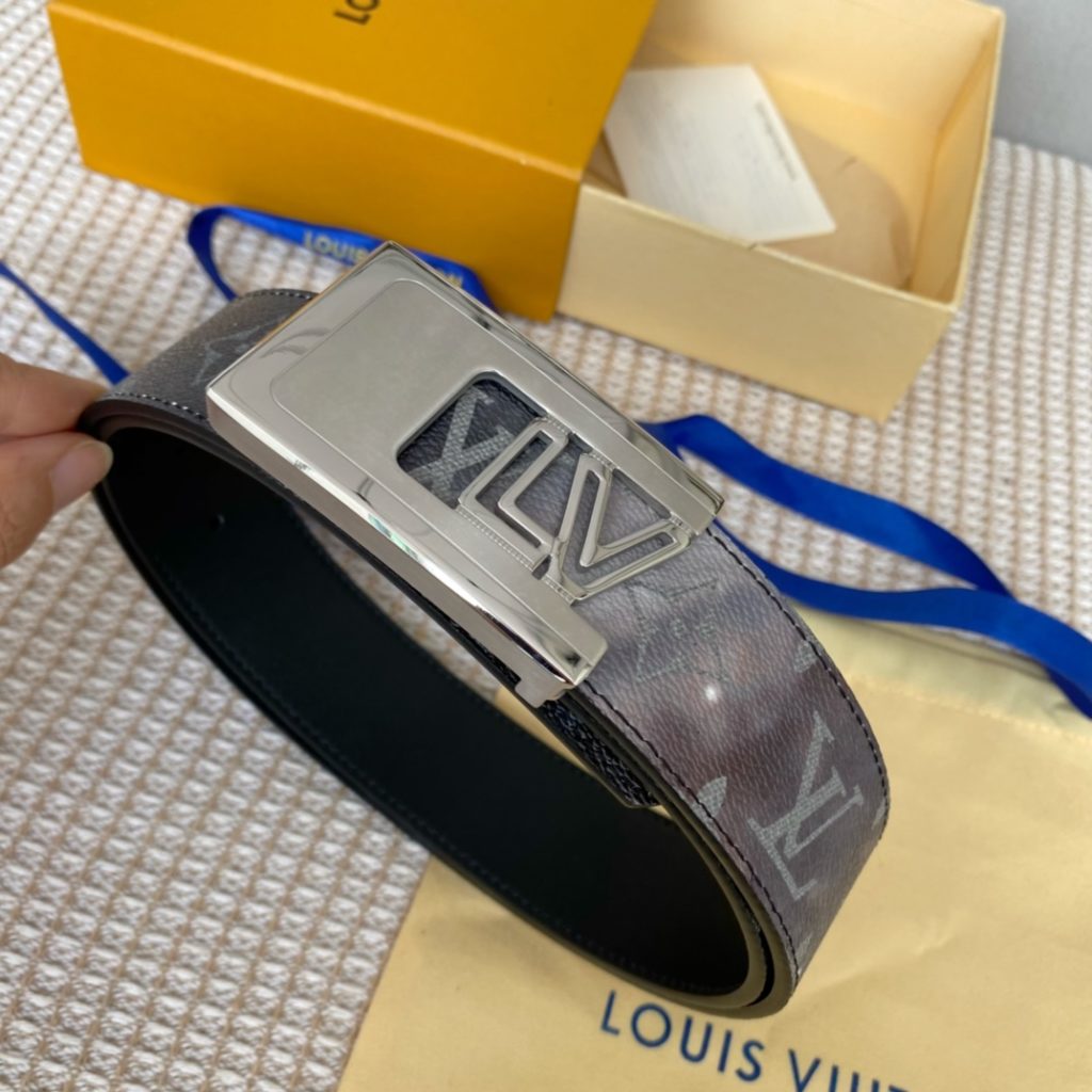 The new LV Shape reversible belt features a large blue logo embossed with a new togo and a shiny LV Shape buckle for a stylish look. Suitable for both formal and casual wear.