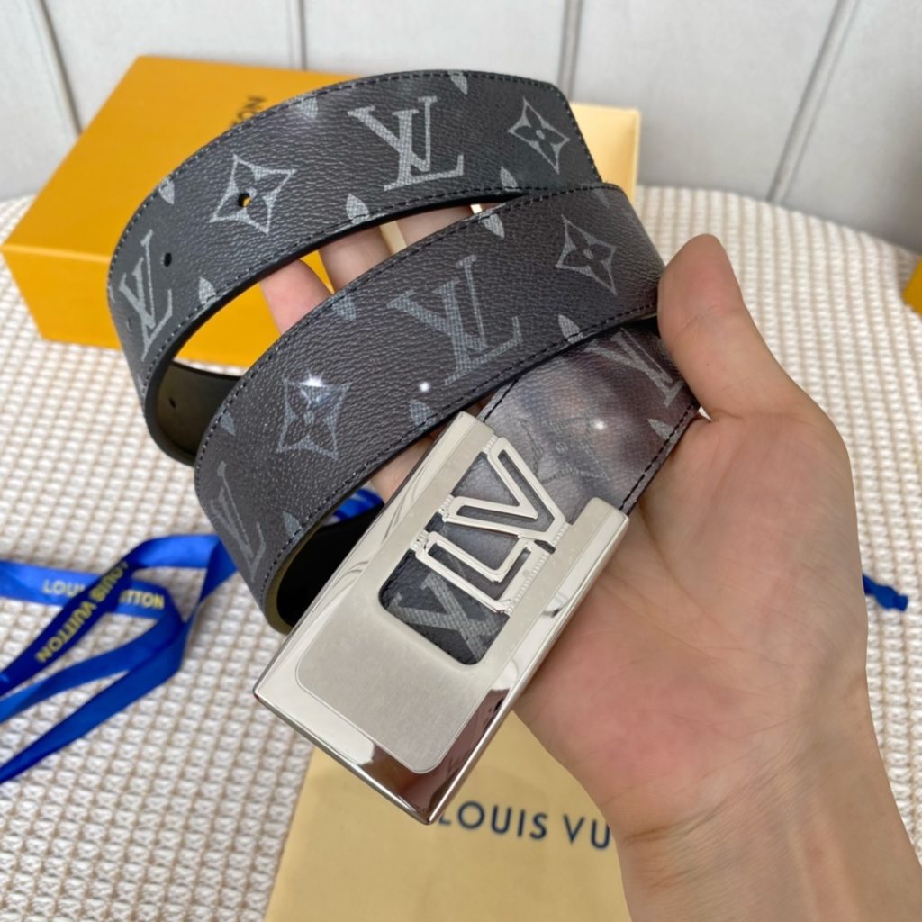 The new LV Shape reversible belt features a large blue logo embossed with a new togo and a shiny LV Shape buckle for a stylish look. Suitable for both formal and casual wear.