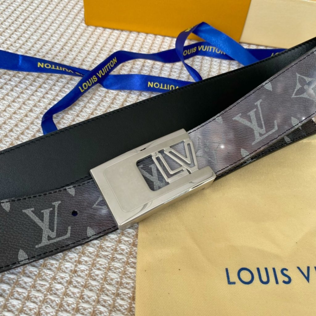 The new LV Shape reversible belt features a large blue logo embossed with a new togo and a shiny LV Shape buckle for a stylish look. Suitable for both formal and casual wear.