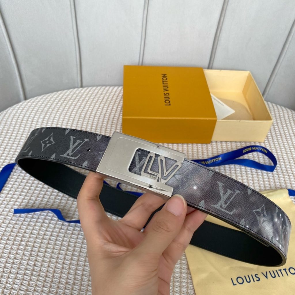 The new LV Shape reversible belt features a large blue logo embossed with a new togo and a shiny LV Shape buckle for a stylish look. Suitable for both formal and casual wear.