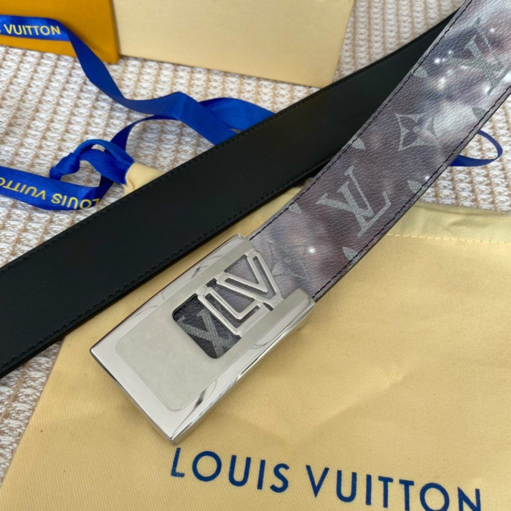 The new LV Shape reversible belt features a large blue logo embossed with a new togo and a shiny LV Shape buckle for a stylish look. Suitable for both formal and casual wear.