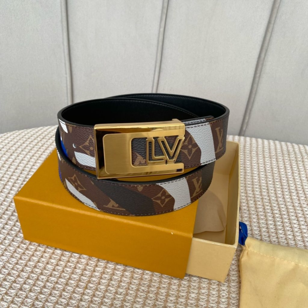 The new LV Shape reversible belt features a large blue logo embossed with a new togo and a shiny LV Shape buckle for a stylish look. Suitable for both formal and casual wear.