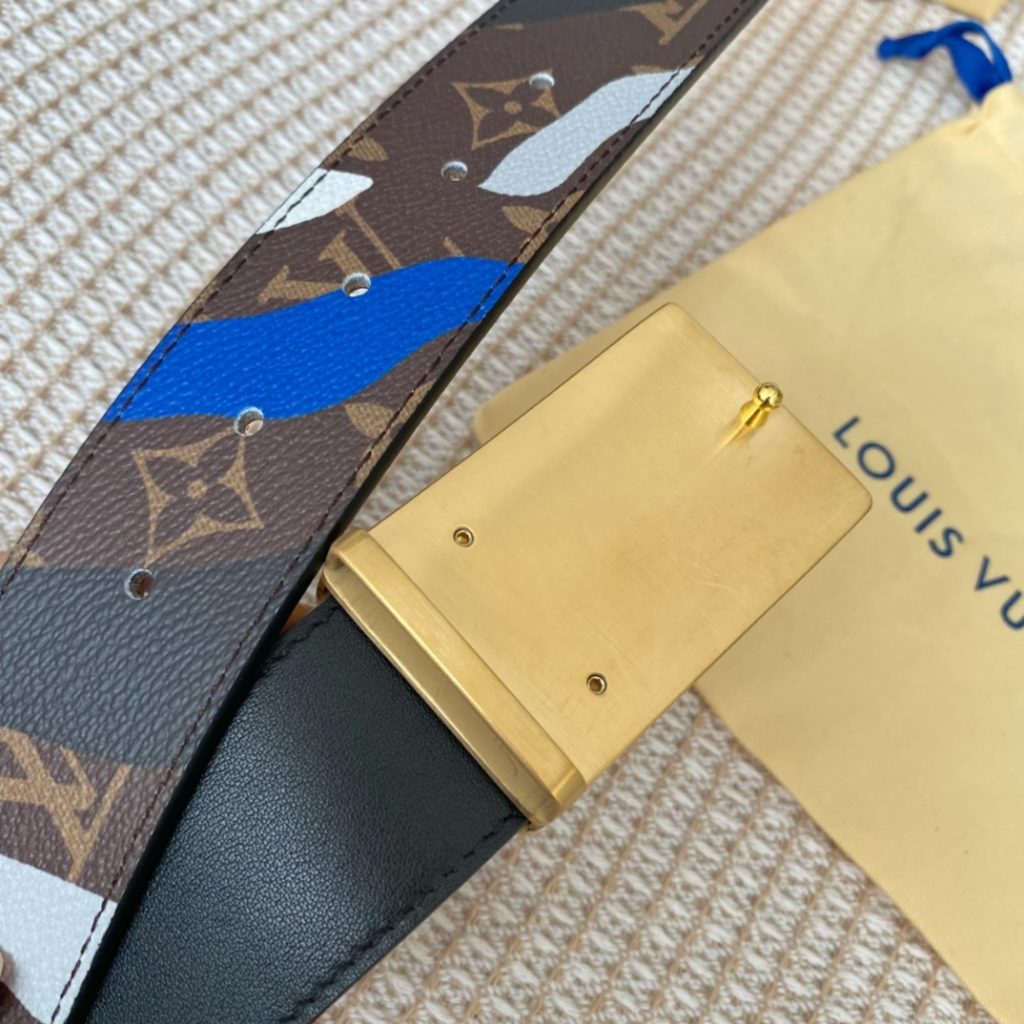 The new LV Shape reversible belt features a large blue logo embossed with a new togo and a shiny LV Shape buckle for a stylish look. Suitable for both formal and casual wear.