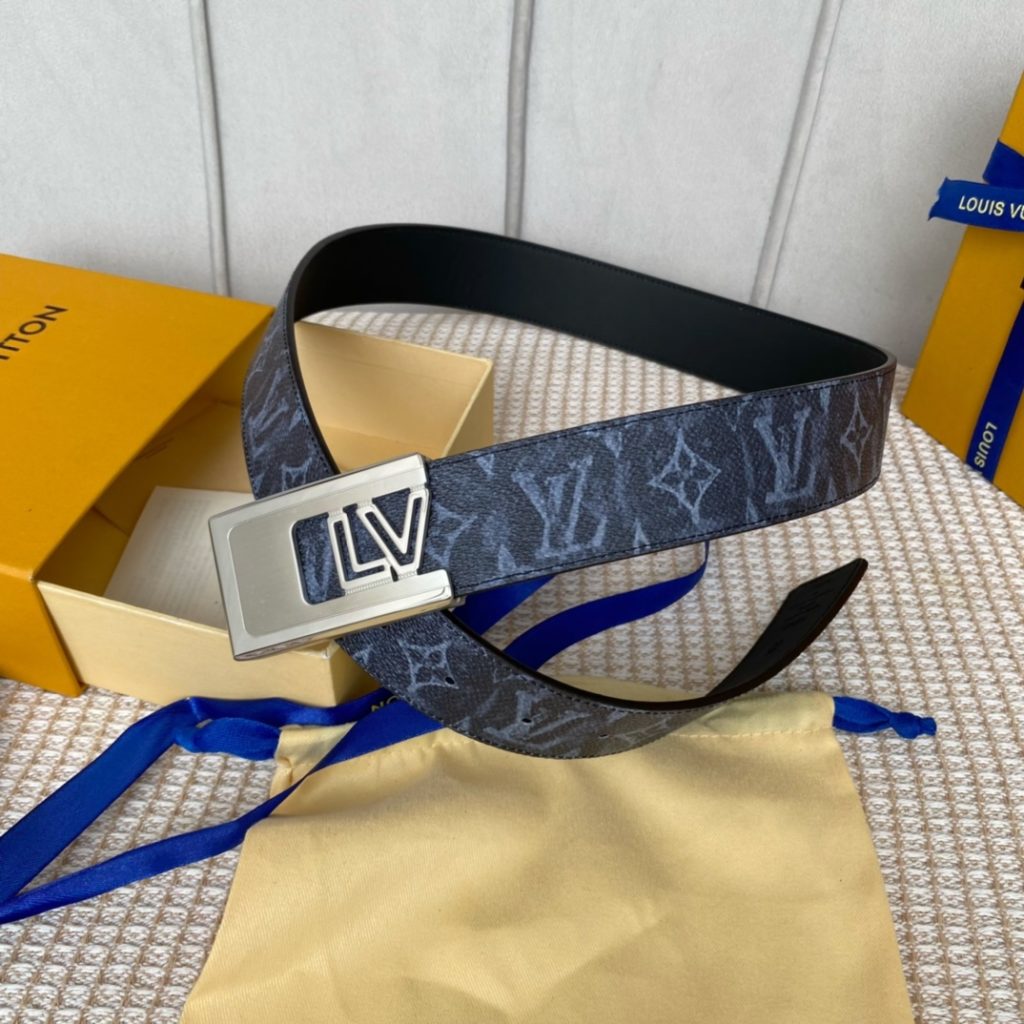 The new LV Shape reversible belt features a large blue logo embossed with a new togo and a shiny LV Shape buckle for a stylish look. Suitable for both formal and casual wear.