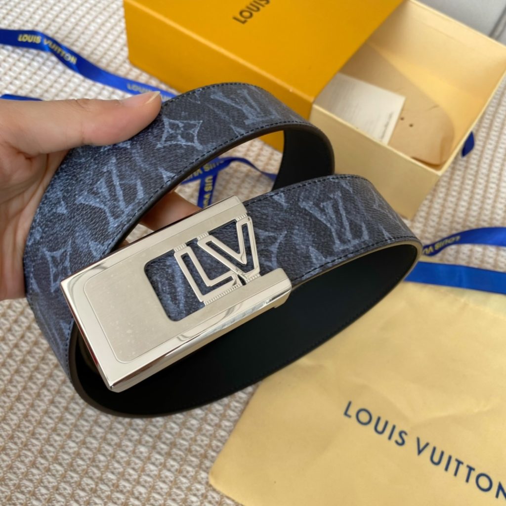 The new LV Shape reversible belt features a large blue logo embossed with a new togo and a shiny LV Shape buckle for a stylish look. Suitable for both formal and casual wear.