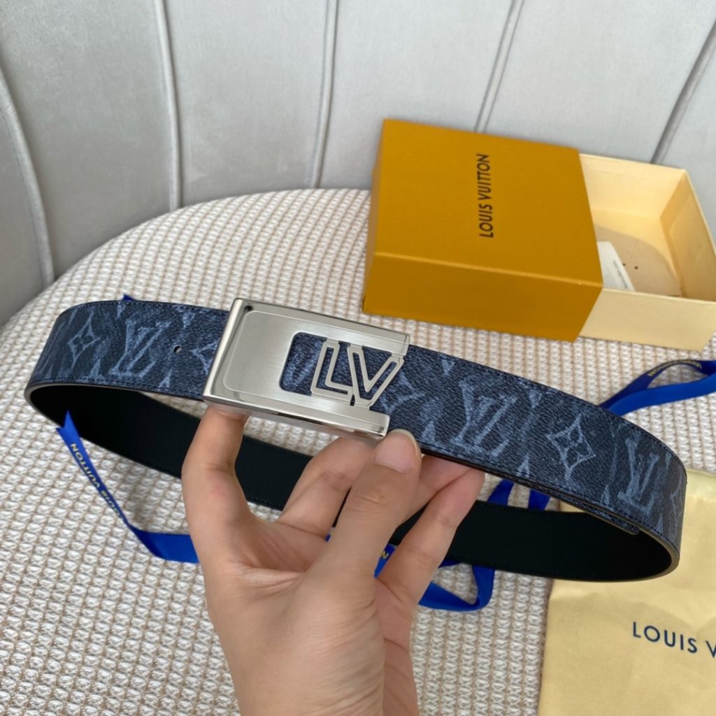 The new LV Shape reversible belt features a large blue logo embossed with a new togo and a shiny LV Shape buckle for a stylish look. Suitable for both formal and casual wear.