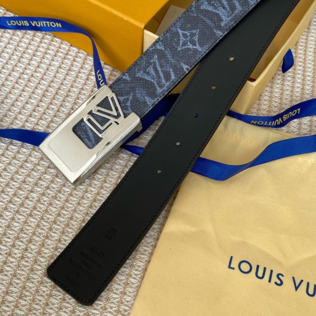 The new LV Shape reversible belt features a large blue logo embossed with a new togo and a shiny LV Shape buckle for a stylish look. Suitable for both formal and casual wear.