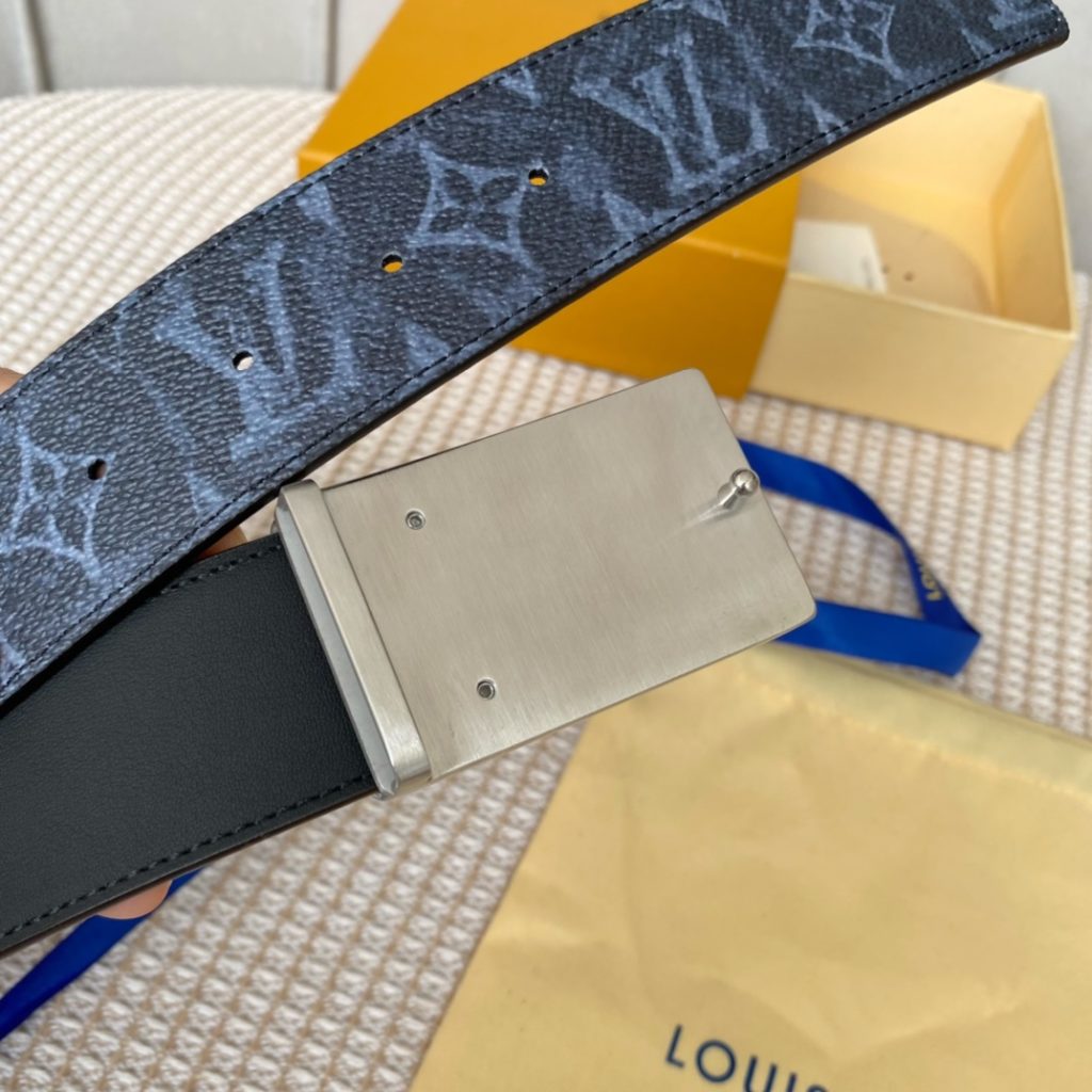 The new LV Shape reversible belt features a large blue logo embossed with a new togo and a shiny LV Shape buckle for a stylish look. Suitable for both formal and casual wear.