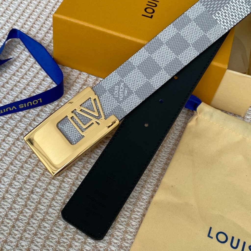 The new LV Shape reversible belt features a large blue logo embossed with a new togo and a shiny LV Shape buckle for a stylish look. Suitable for both formal and casual wear.