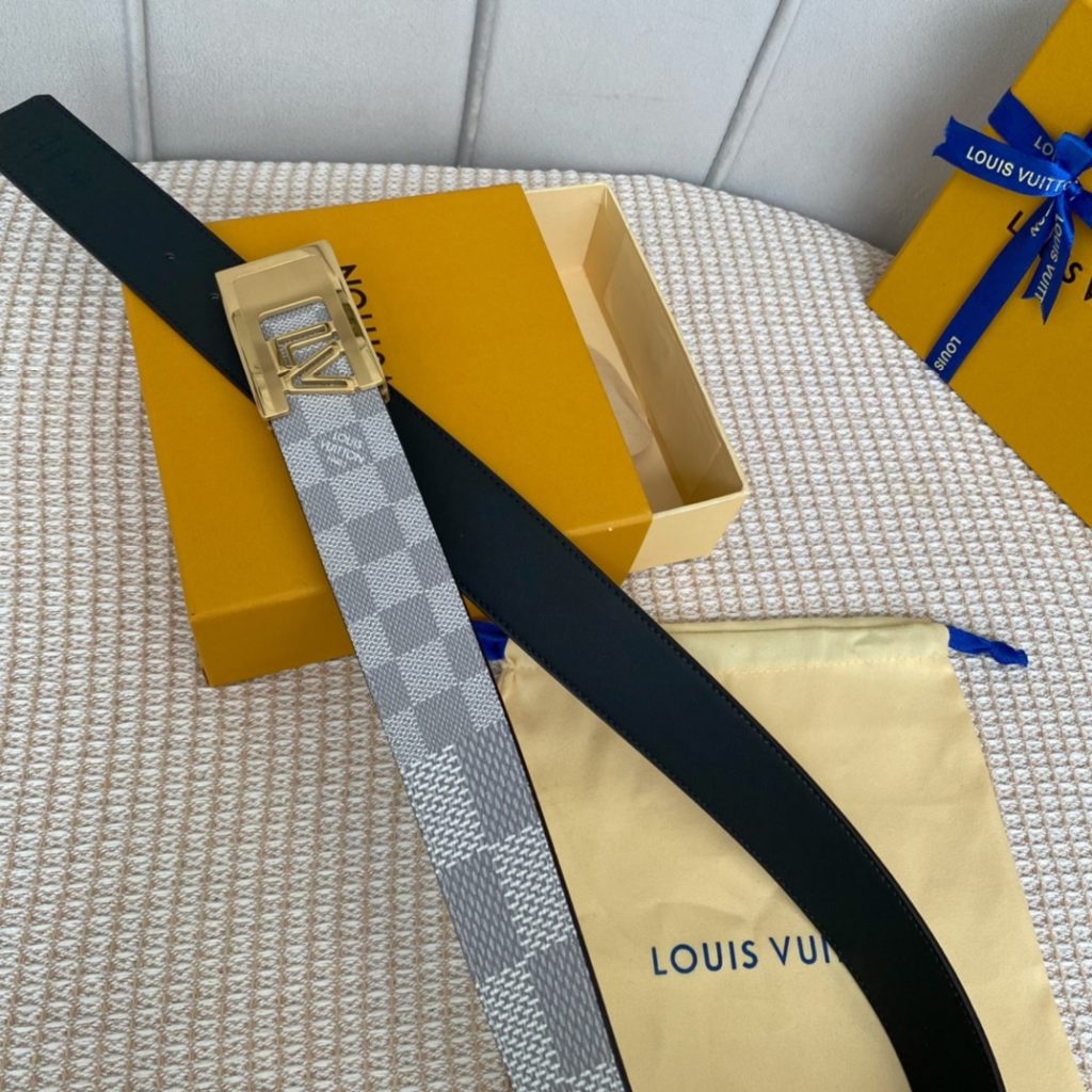 The new LV Shape reversible belt features a large blue logo embossed with a new togo and a shiny LV Shape buckle for a stylish look. Suitable for both formal and casual wear.