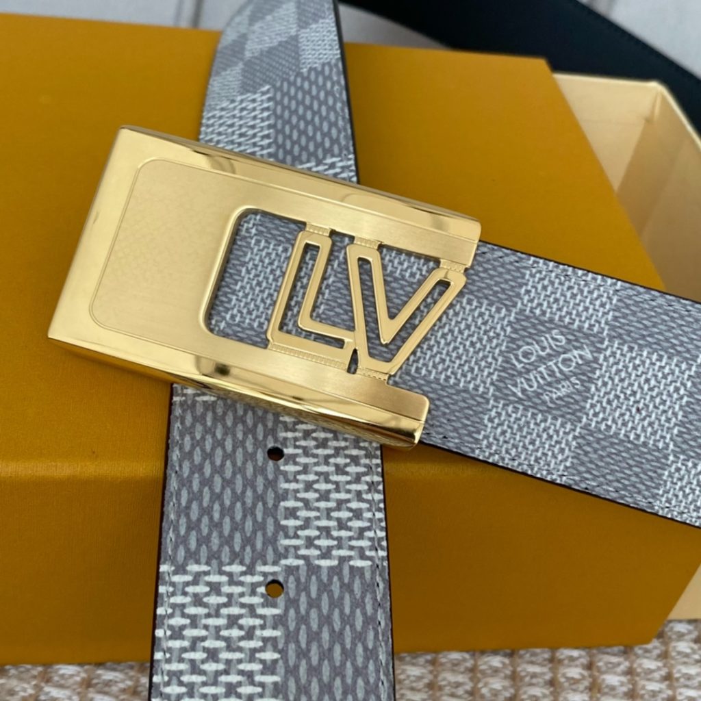 The new LV Shape reversible belt features a large blue logo embossed with a new togo and a shiny LV Shape buckle for a stylish look. Suitable for both formal and casual wear.