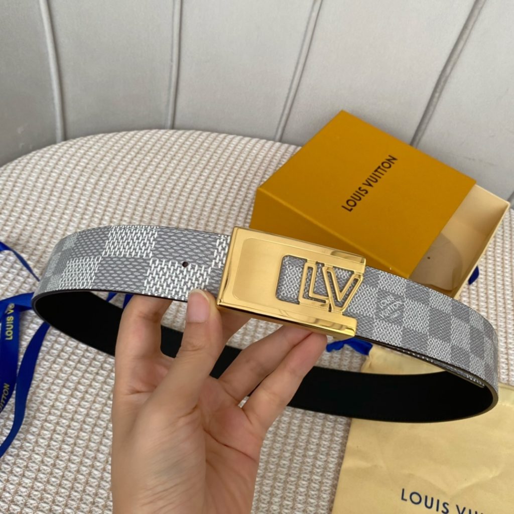 The new LV Shape reversible belt features a large blue logo embossed with a new togo and a shiny LV Shape buckle for a stylish look. Suitable for both formal and casual wear.