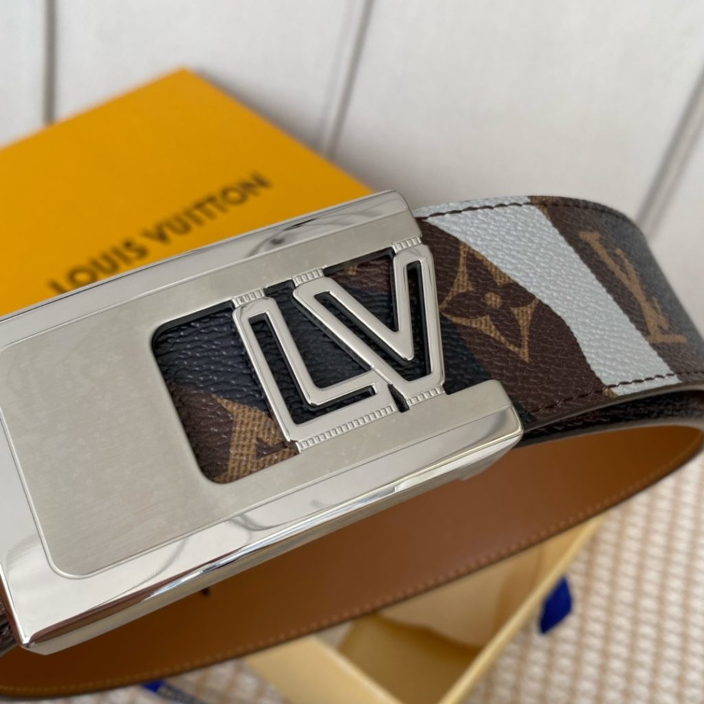 The new LV Shape reversible belt features a large blue logo embossed with a new togo and a shiny LV Shape buckle for a stylish look. Suitable for both formal and casual wear.